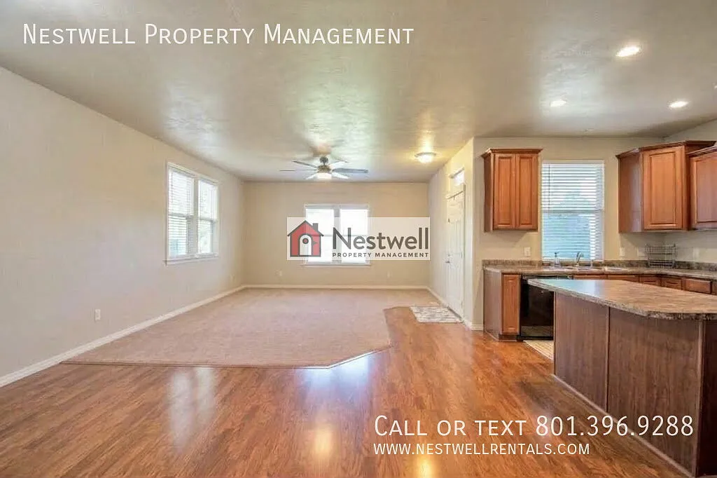 Enchanting 4-bed Home in Daybreak! — Photo 3