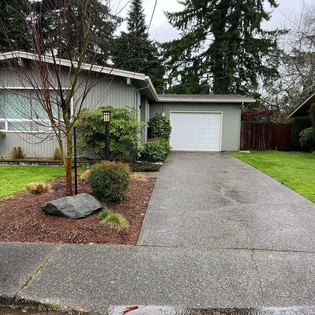 Charming Rambler 2-Bed/1-Bath/Fence backyard/1 car garage Available Sept. 9th! — Photo 1