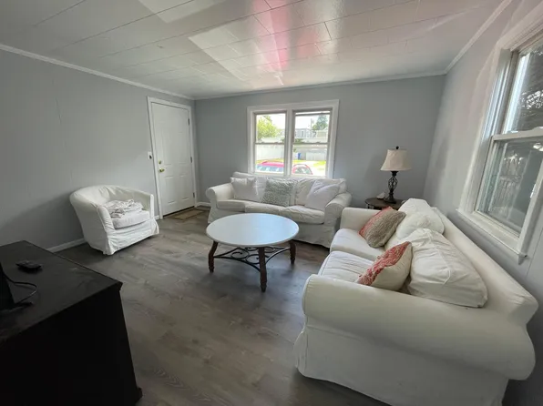 10 Holland St #A, Newport, RI 02840