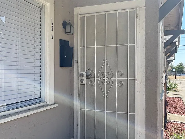 124 Chester Ave — Photo 19