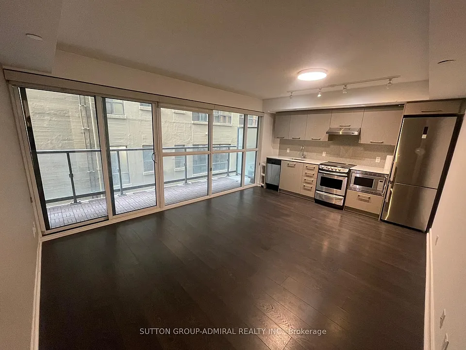 87 Peter St #812