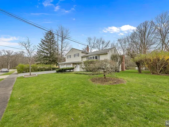 96 Durant Ln, Closter, NJ 07624