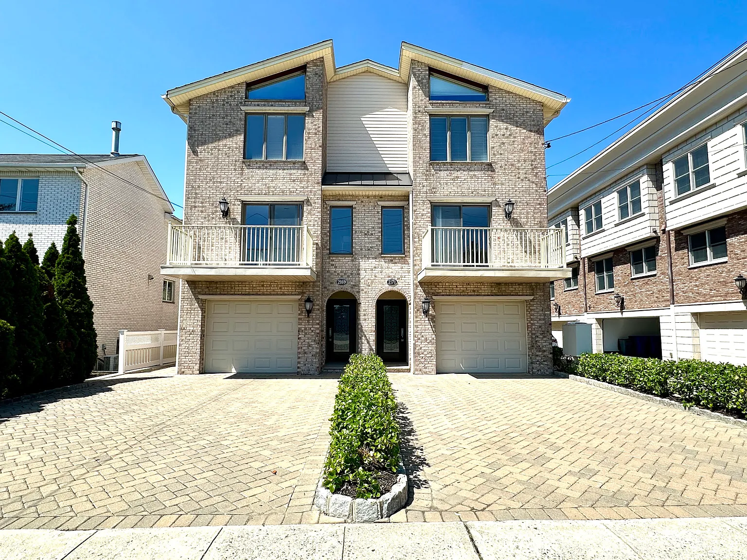 3 bed, 2400 sqft, $4,850 — Photo 1