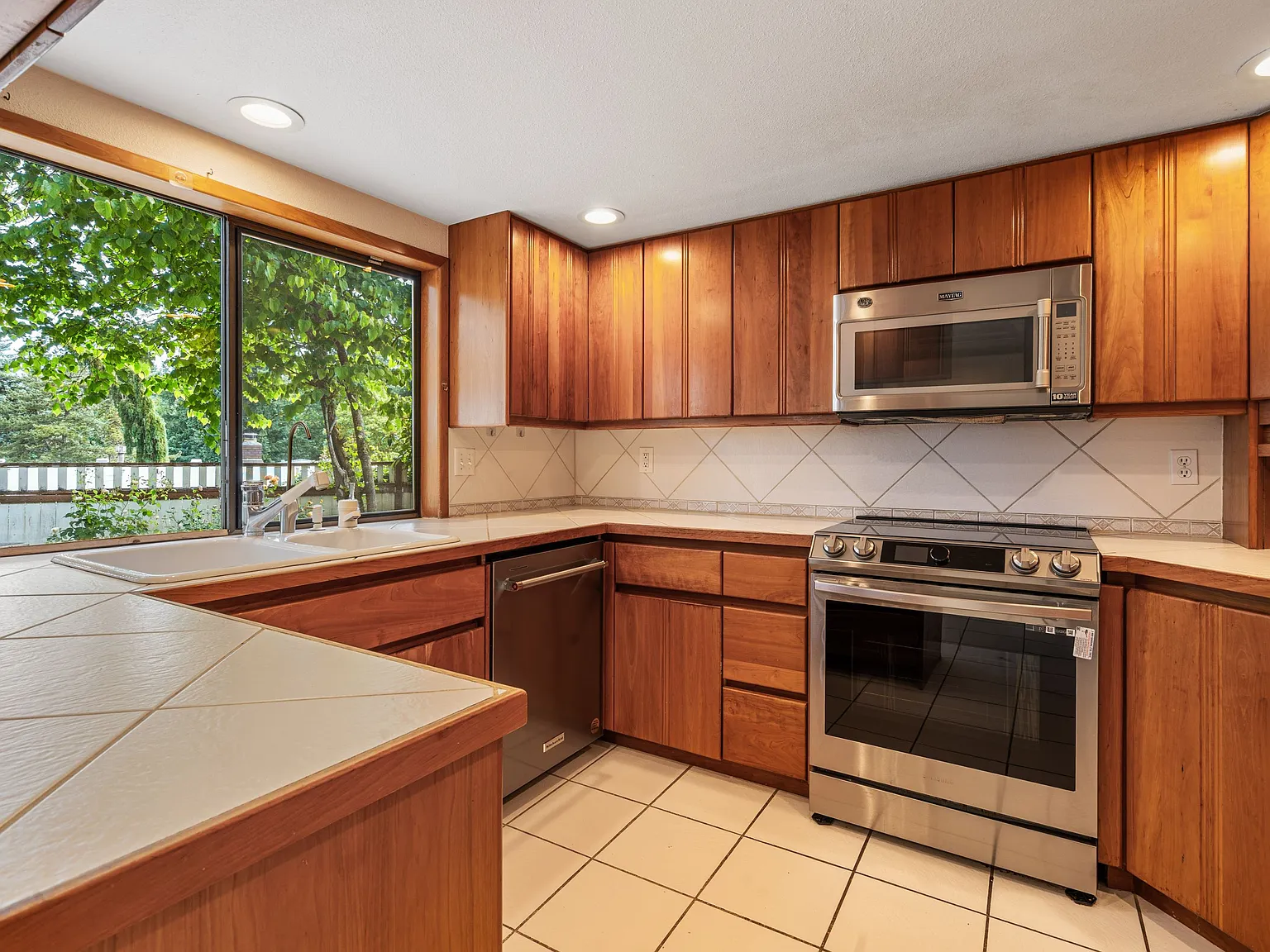 4 bed, 2250 sqft, $4,400 — Photo 4