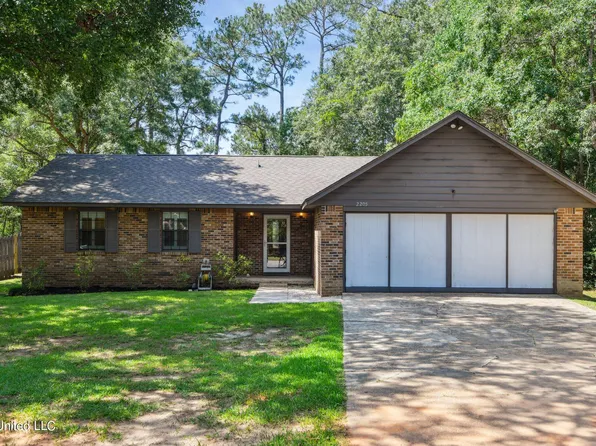 2205 Farmington Dr, Gautier, MS 39553