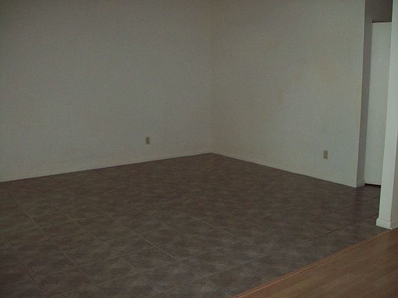 3rd image of 670 SE 28th Pl