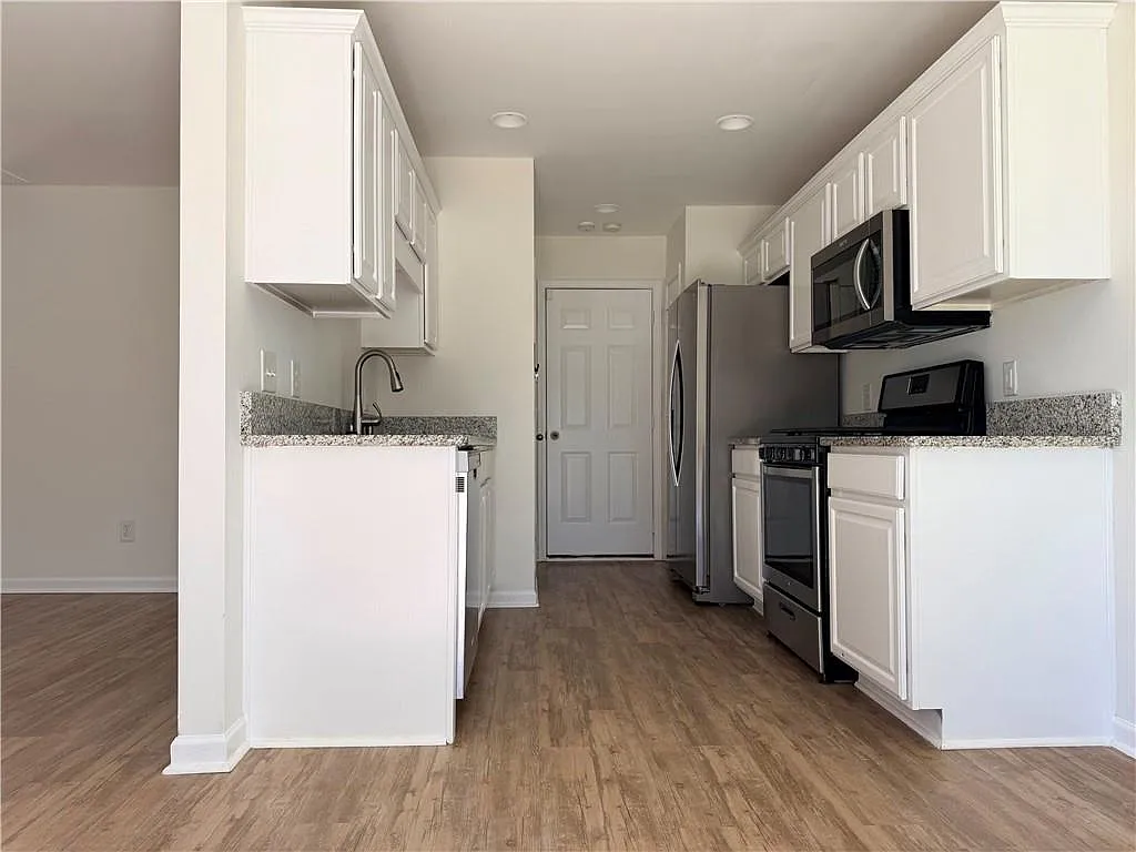 3 bed, 2.5 bath, 1360 sqft, $2,200 — Photo 3