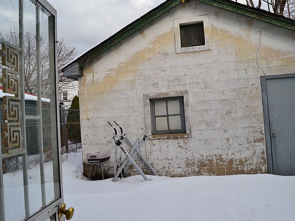 4th image of 2726 Cruger Ave #1