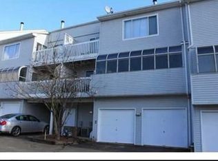 90 Staffordshire Commons Dr, Wallingford, CT 06492