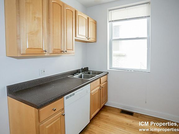 2nd image of 832 W Cornelia Ave #1F