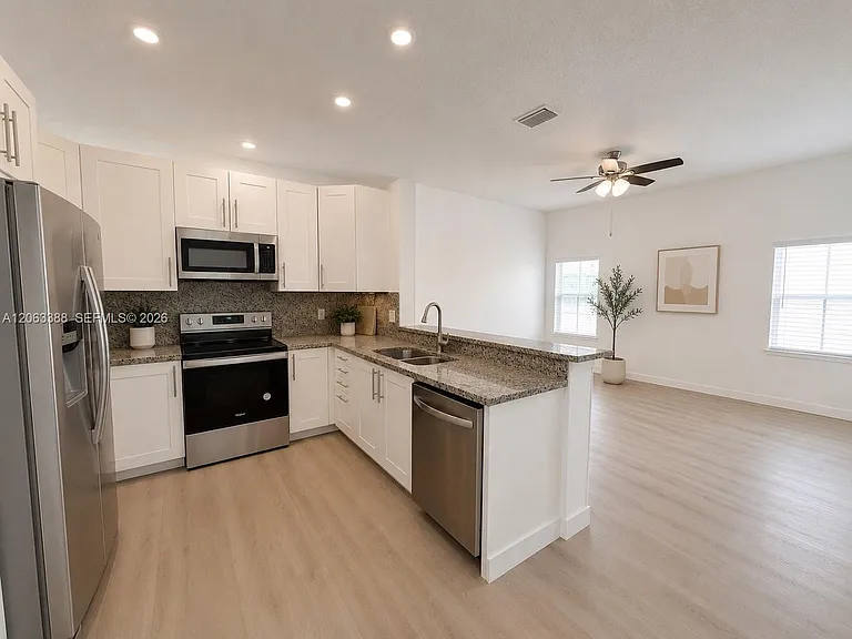 837 Tanglewood Cir — Photo 4