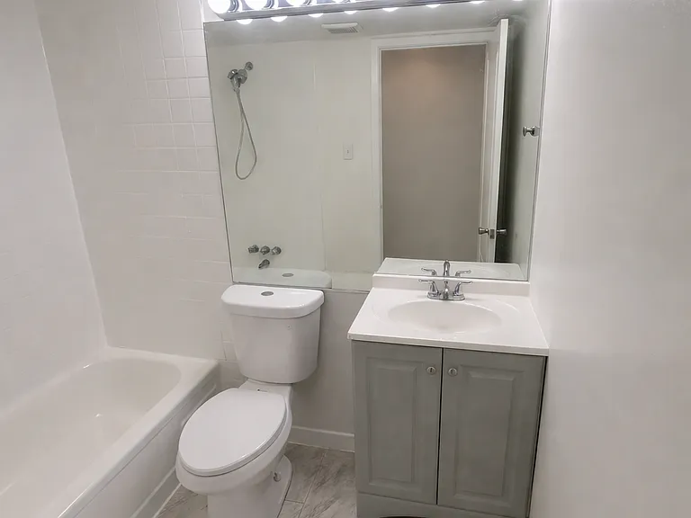 611 Roxborough Ave — Photo 4