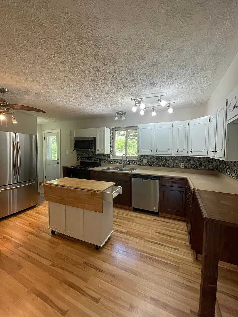 Bridgetown - Wow! Adorable 2 Bed Ranch, With Huge Fenced Backyard — Photo 3