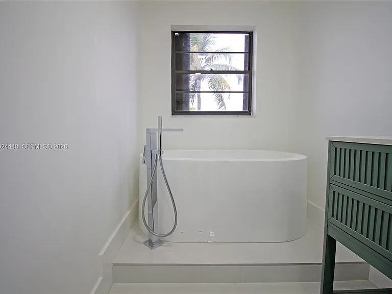 1222 Hillsboro Mile #15 — Photo 18