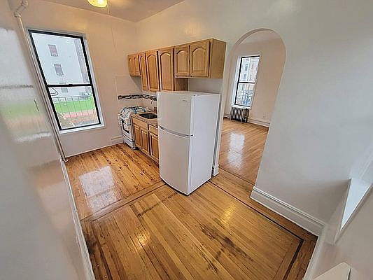 2nd image of 650 Melrose Ave APT 2D