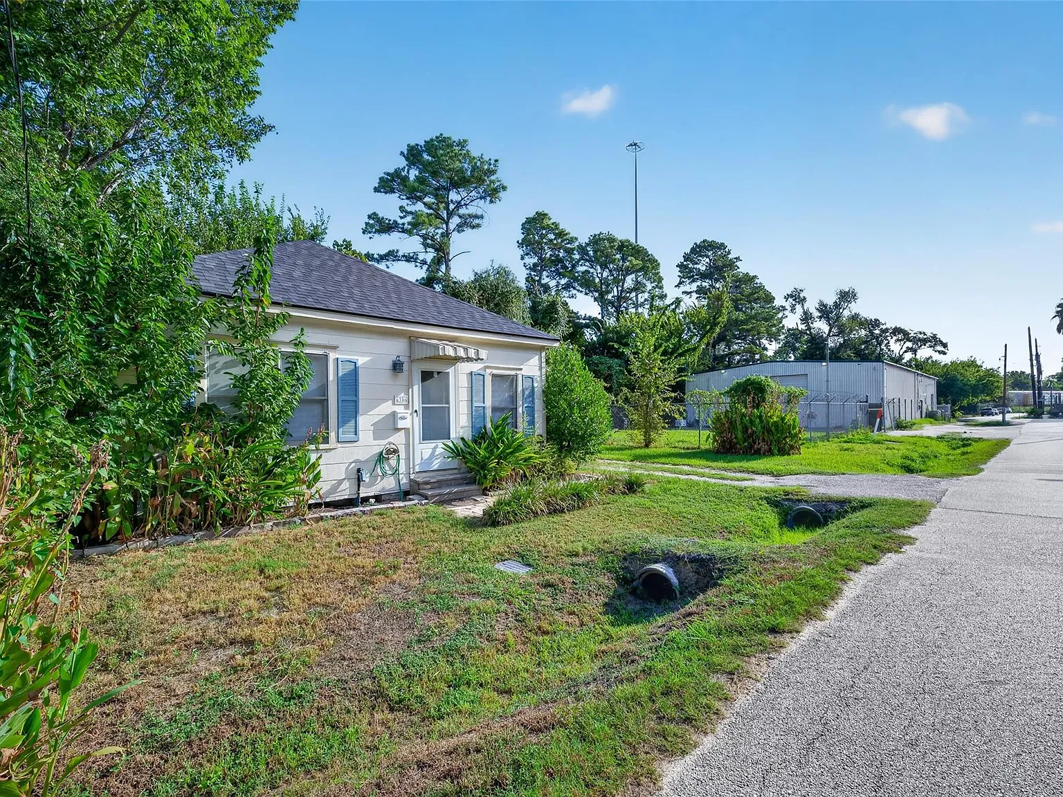 2 bed, 1.0 bath, 1188 sqft, $1,850 — Photo 2