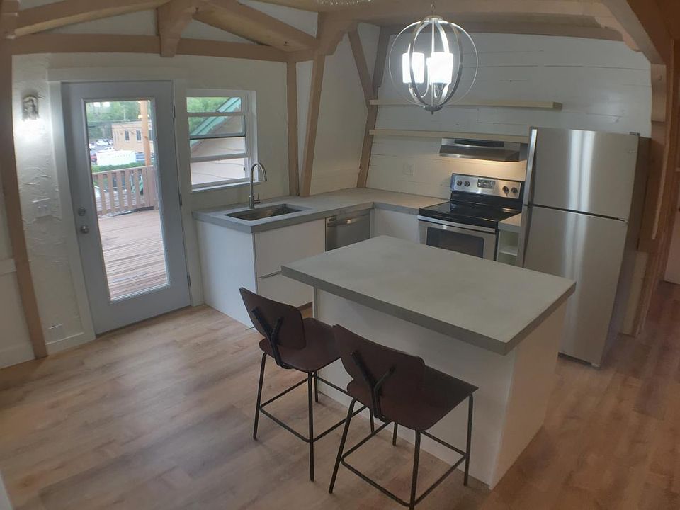 Kitchen (island with seating)