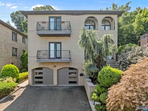 460 Oak St, Ridgefield, NJ 07657