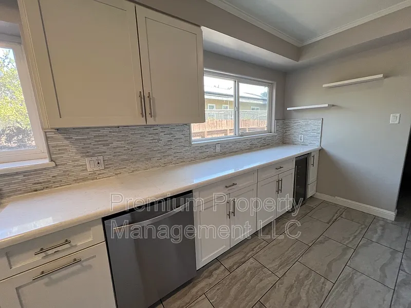 3 bed, 2.0 bath, 1591 sqft, $2,600 — Photo 2
