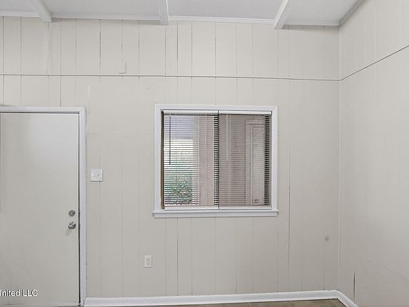 3rd image of 346 Queen Theresa Ln