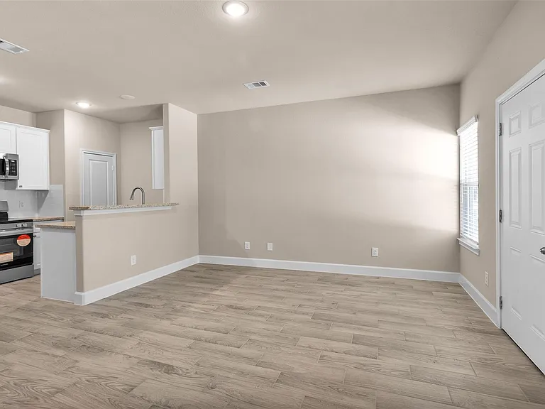 496B Golden St #B — Photo 6