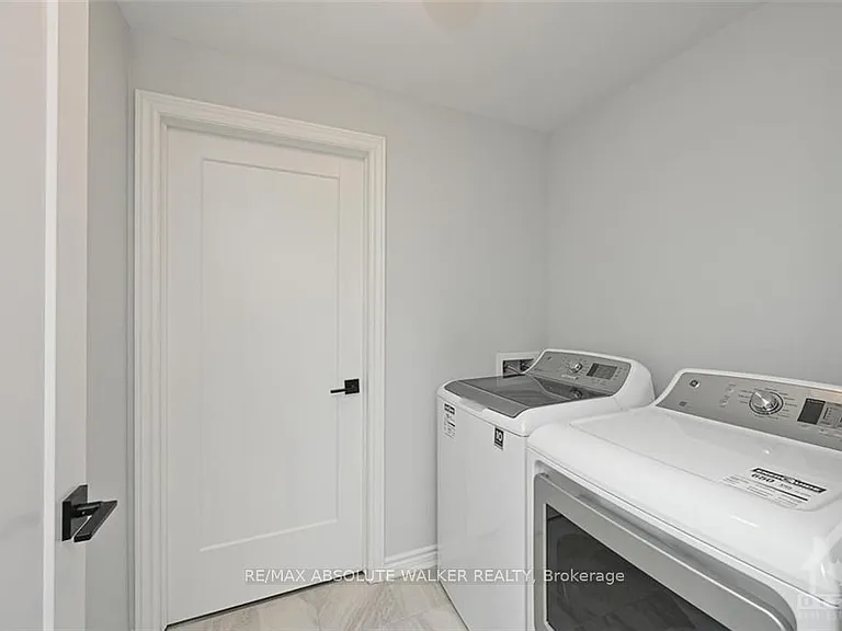 321 Squadron Cres — Photo 19