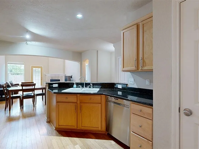 4307 Spring Hill Dr — Photo 6