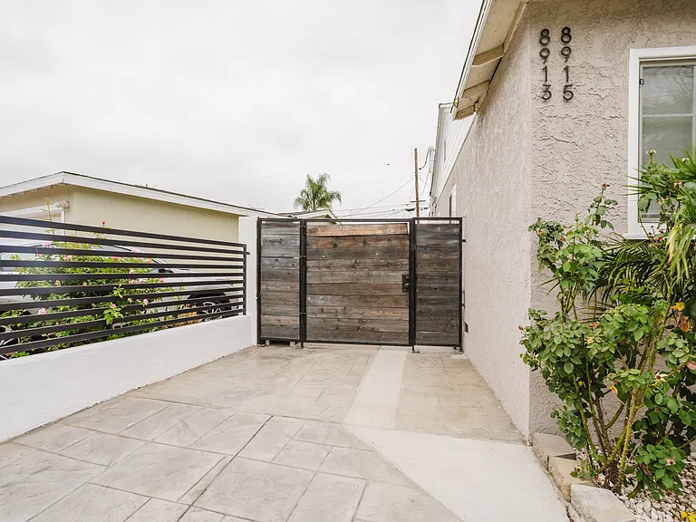 8915 Wakefield Ave — Photo 2