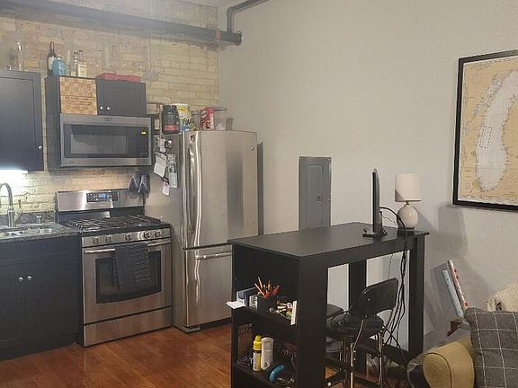 Kitchen - Granite Countertops & Stainless Steel Appliances