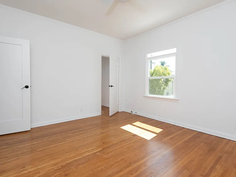 417 1/2 N Genesee Ave — Photo 23