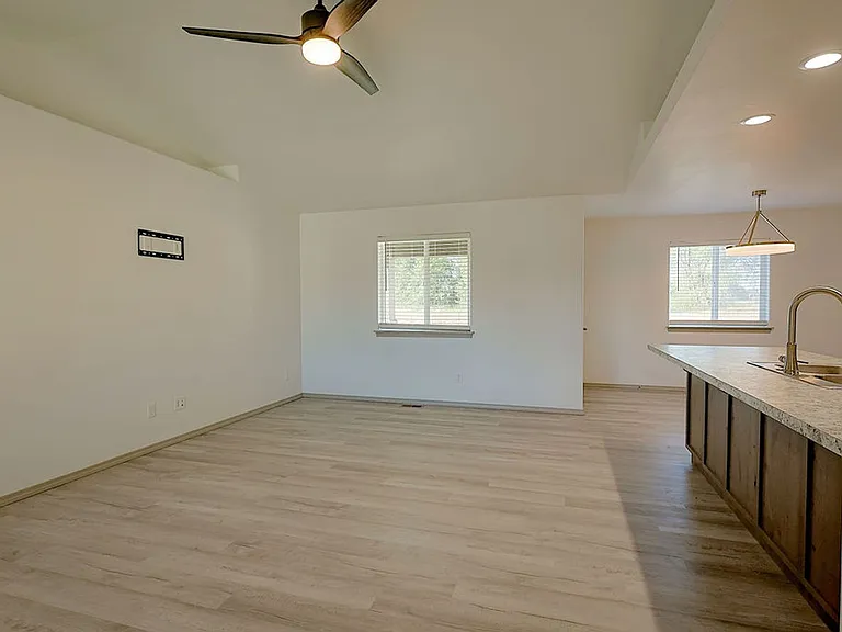 709 E Avenue K — Photo 26