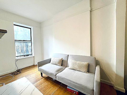 3rd image of 338 E 61st St APT 18