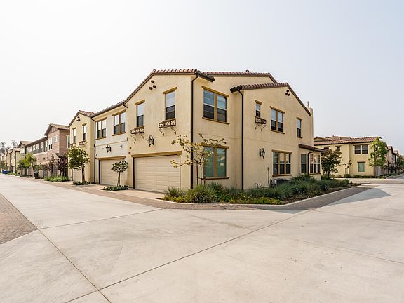 4th image of 376 Pear Ave #101