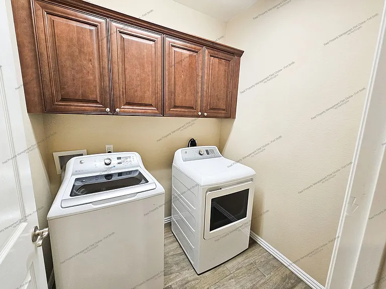 9907 Landry Dr — Photo 13