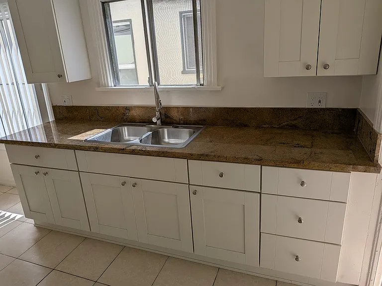 1051 1/4 N Ardmore Ave — Photo 12