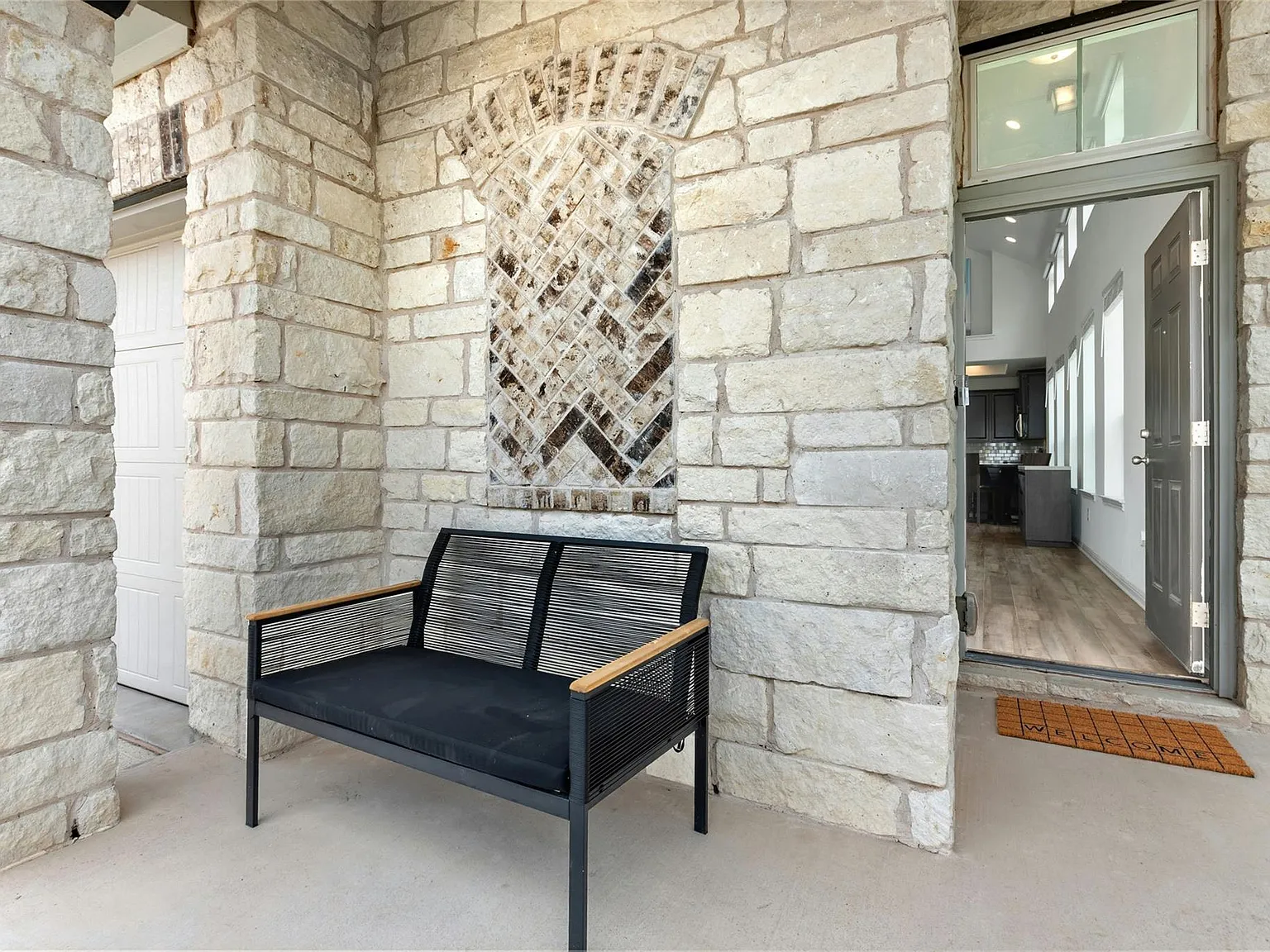 4 bed, 2.5 bath, 1884 sqft, $2,400 — Photo 2