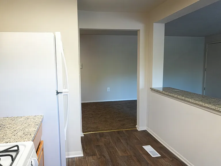 Edmondson Park Apartments — Photo 8