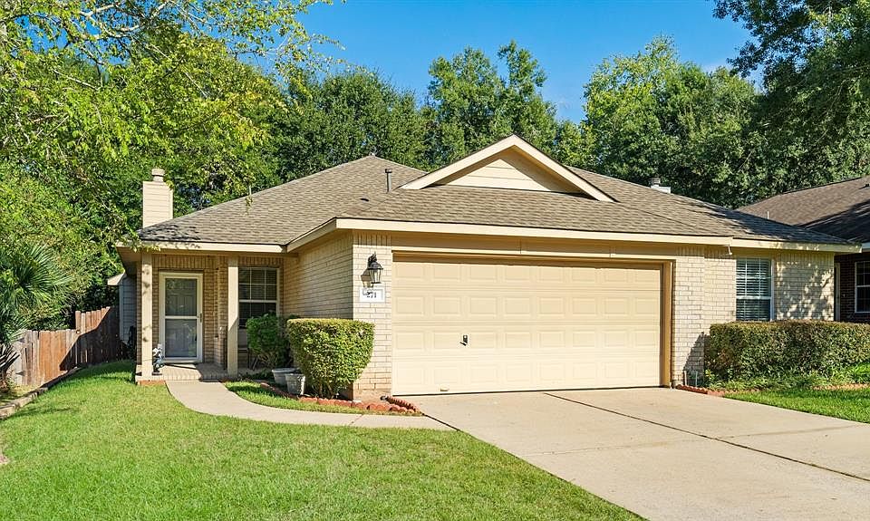 Welcome home! Beautiful one-story home in Tejas Creek. Offers spacious rooms, nice yard and landscaping.