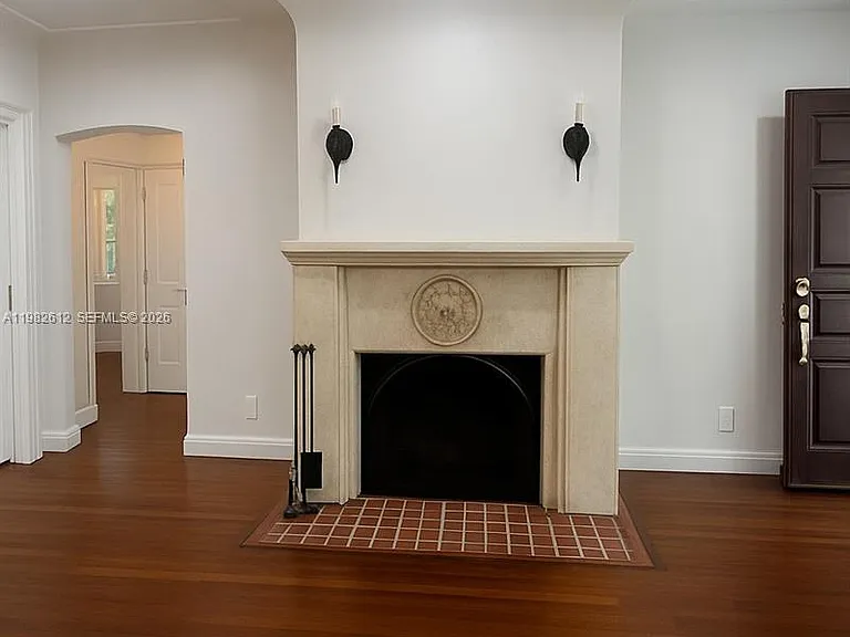 1900 Tigertail Ave — Photo 8