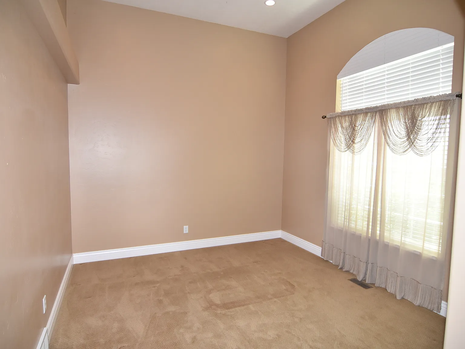 4 bed, 3.5 bath, 3840 sqft, $2,900 — Photo 3