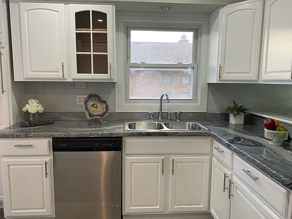 3rd image of 708 Memorial Dr