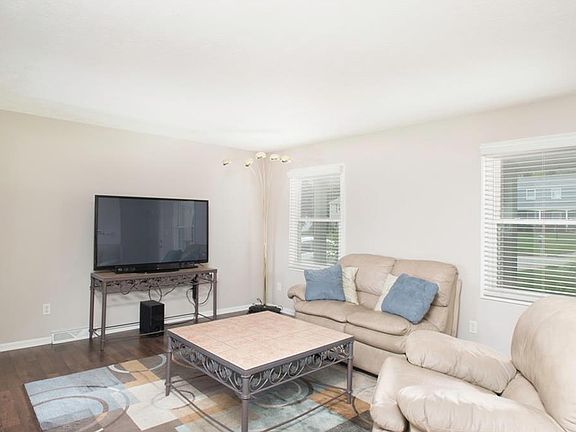 4th image of 563 Green Garden Dr