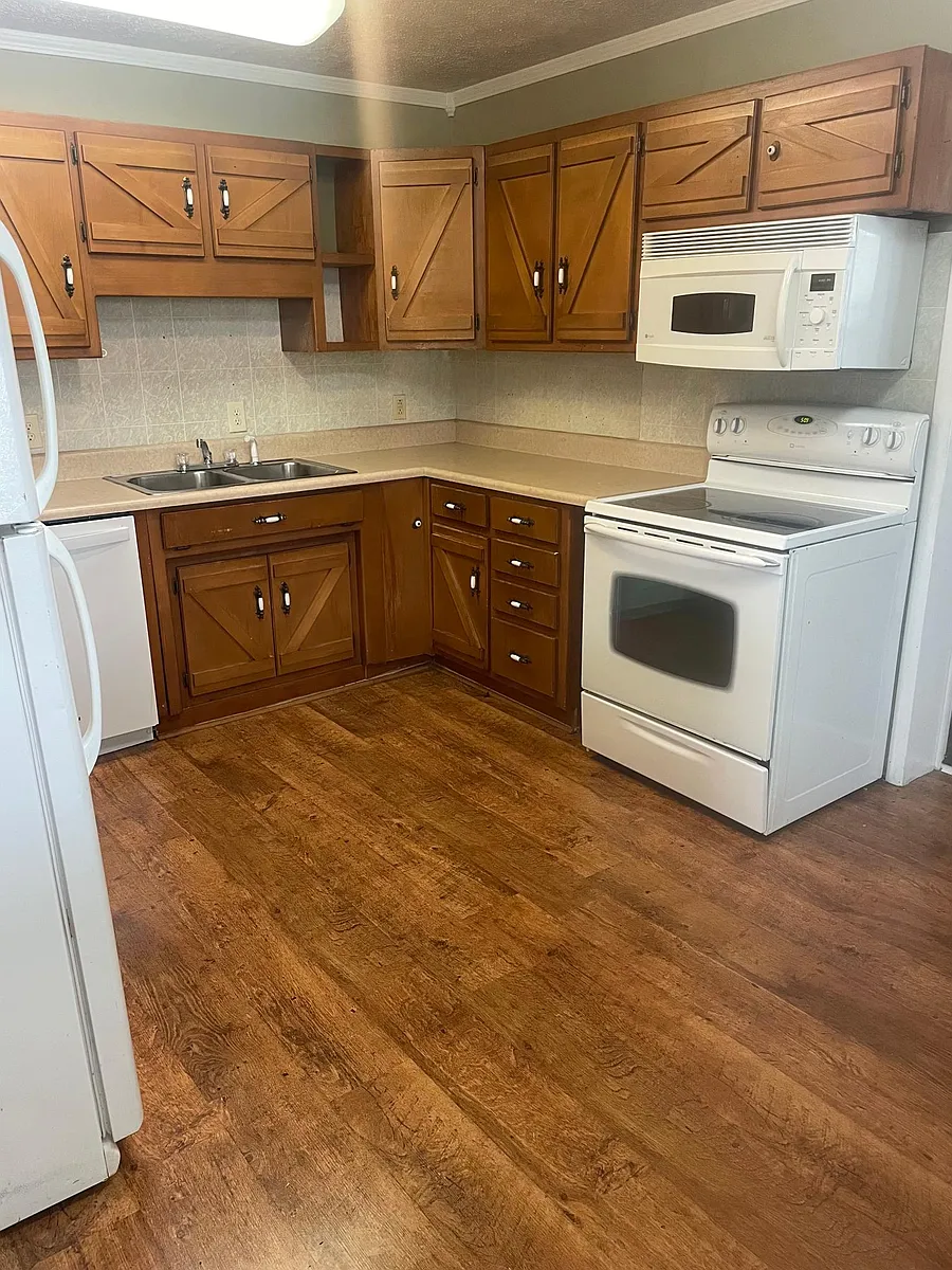 Charming Kitchen with lots of cabinetry. - 317 Helen St
