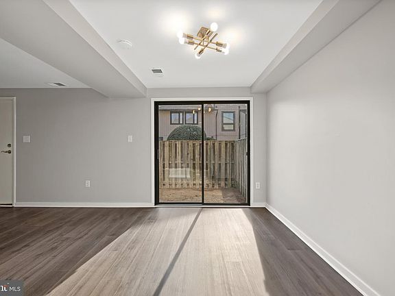 5th image of 558 Glen Ct