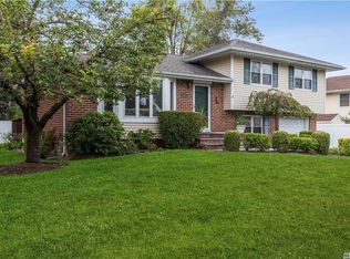 41 Schoenfield Ln, Melville, NY 11747