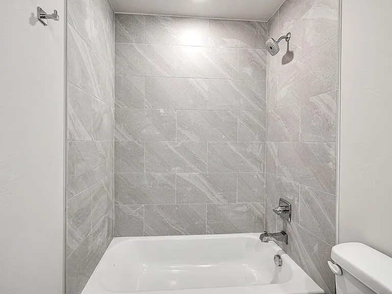 616 W 2nd St #100 — Photo 30