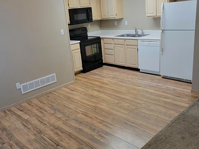 1279 NW Phelps Dr — Photo 2
