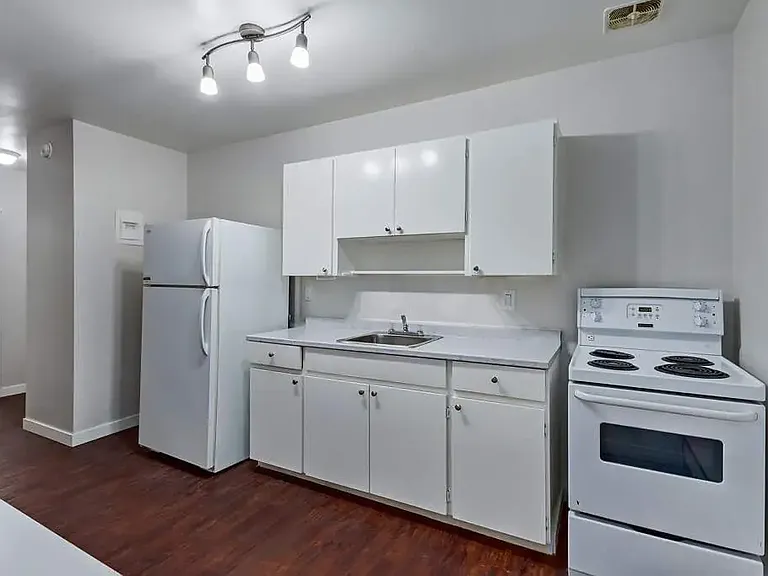 2413 7th St E #6 — Photo 3