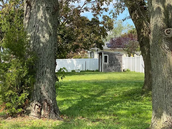 3875 South St, Seaford, NY 11783