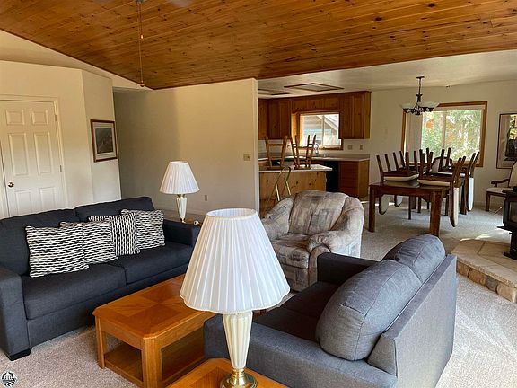 4th image of 22599 Spruce Dr